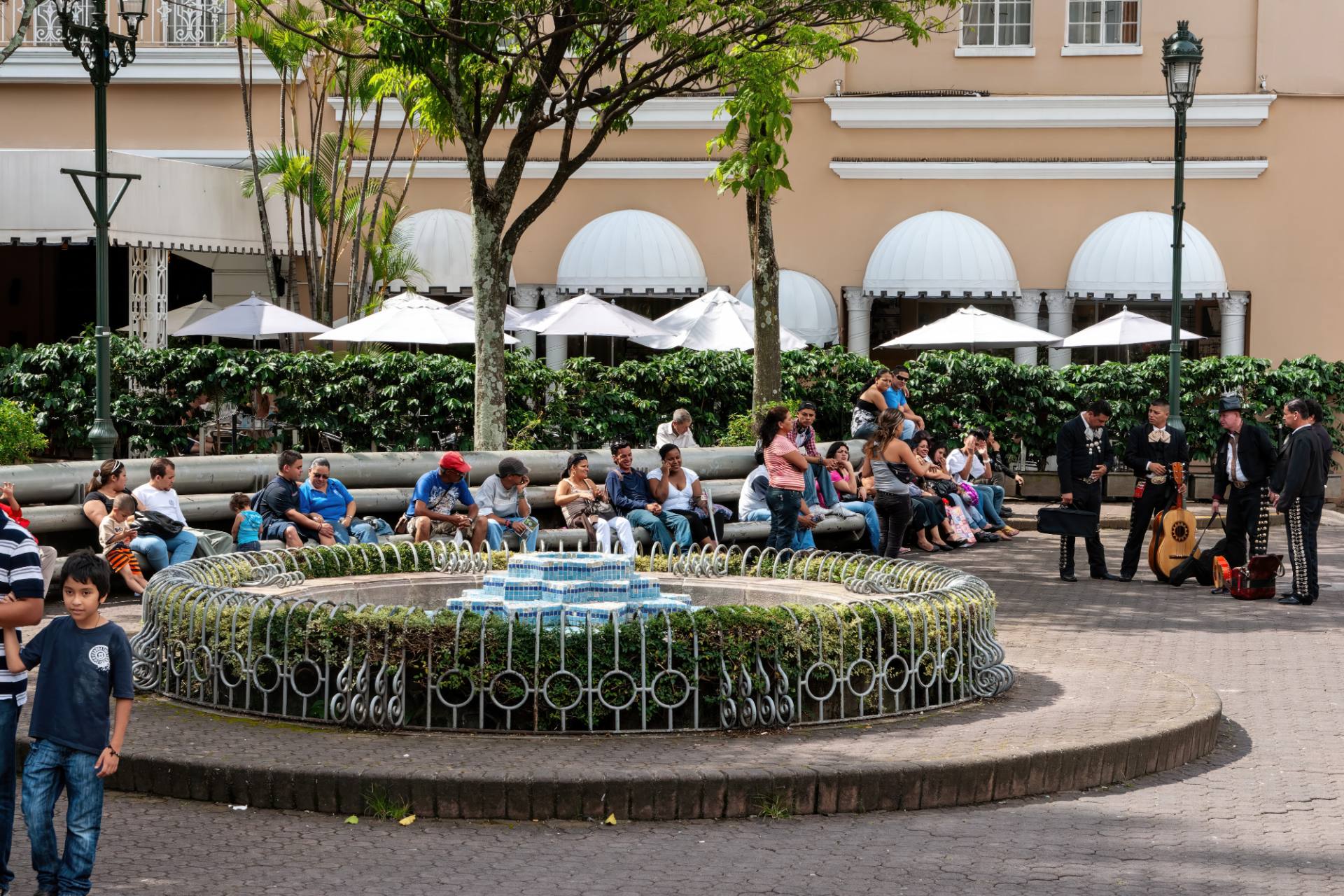 Mexikanische Musikergruppe auf der Plaza Juan Mora Fernández vor dem Nationaltheater